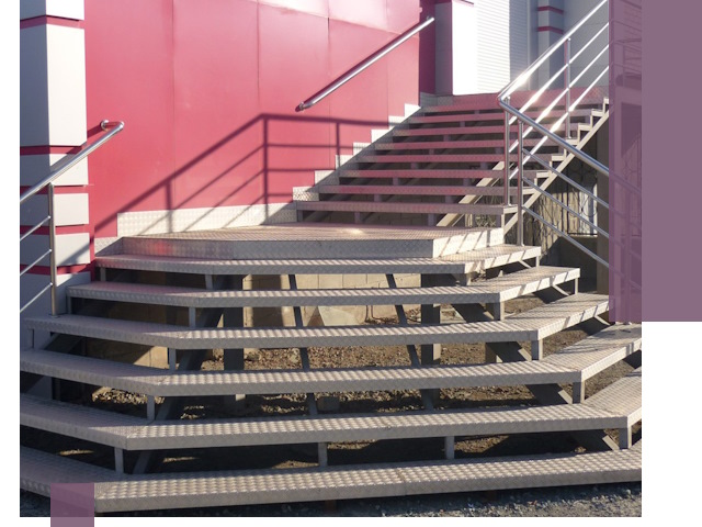 Лестницы для магазина в Екатеринбурге — изготовление и монтаж