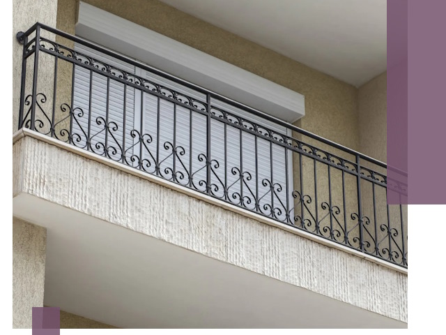 Балконные ограждения из металла и стекла в Екатеринбурге для домов