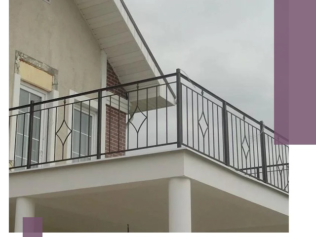 Изготовление балконных ограждений в Екатеринбурге из металла и стекла